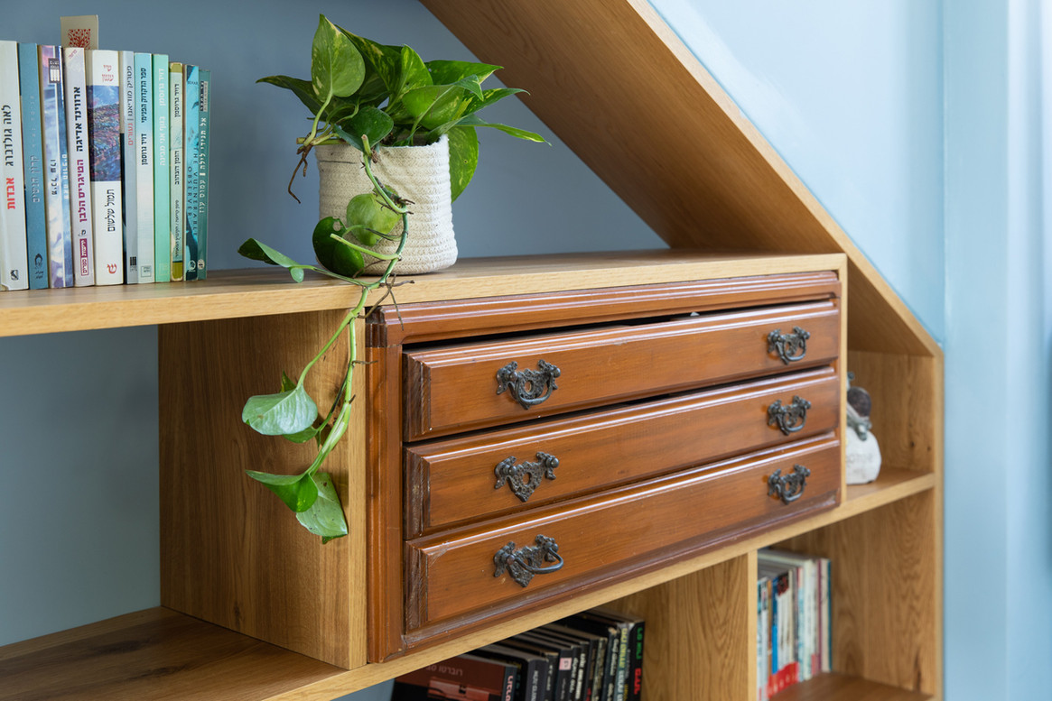 פריט מגירות וינטג' שולב באחד ממדפי הנגרות החדשה