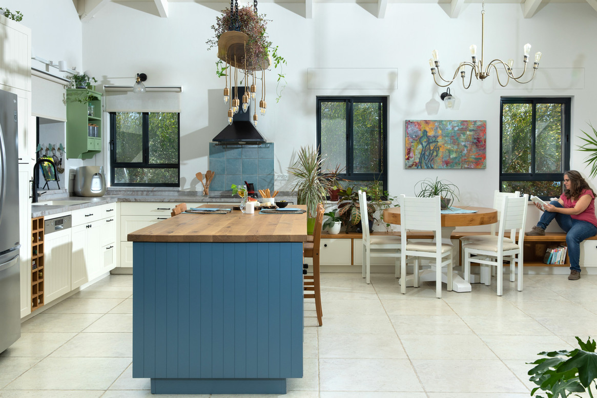 מזנון פינת האוכל לאורך הקיר משמש גם לישיבה ולאחסון