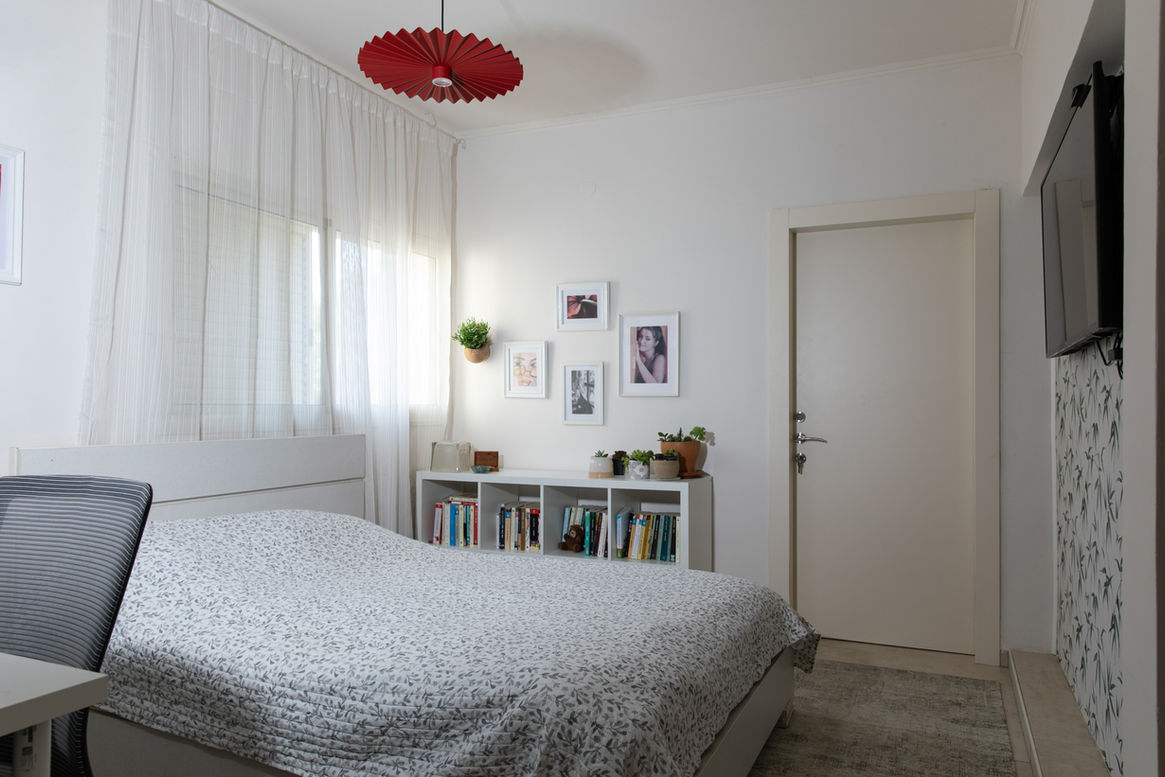 אורלי בסודו, עיצוב פנים, מעצבת פנים, שיפוץ והלבשת הבית, שיפוץ בתים, הלבשת הבית, עיצוב חדרי שינה, חדר שינה הורים, ספרים בחדר השינה