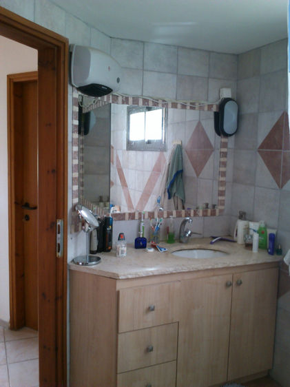 לפני השיפוץ- ארון רחצה במקלחת הורים