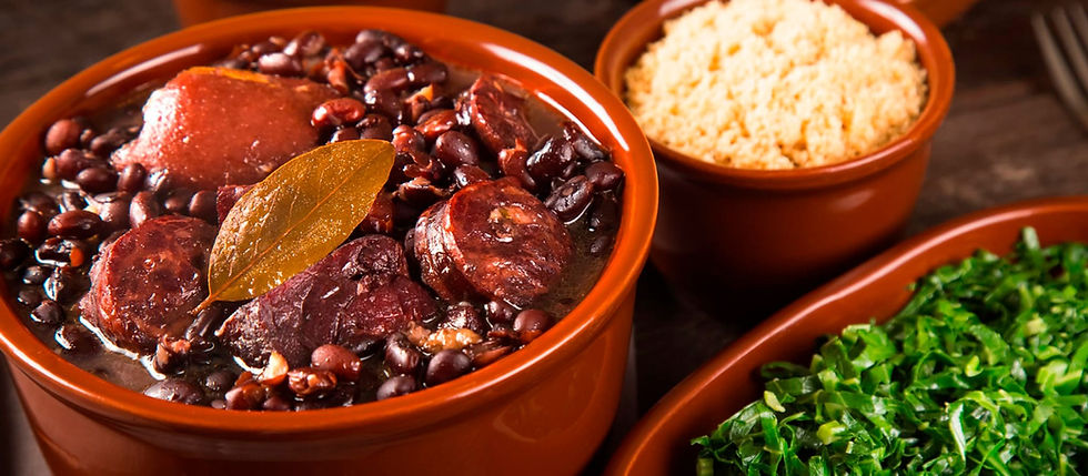 pote de barro com feijoada com liguiça, carne seca e acompanhamentos