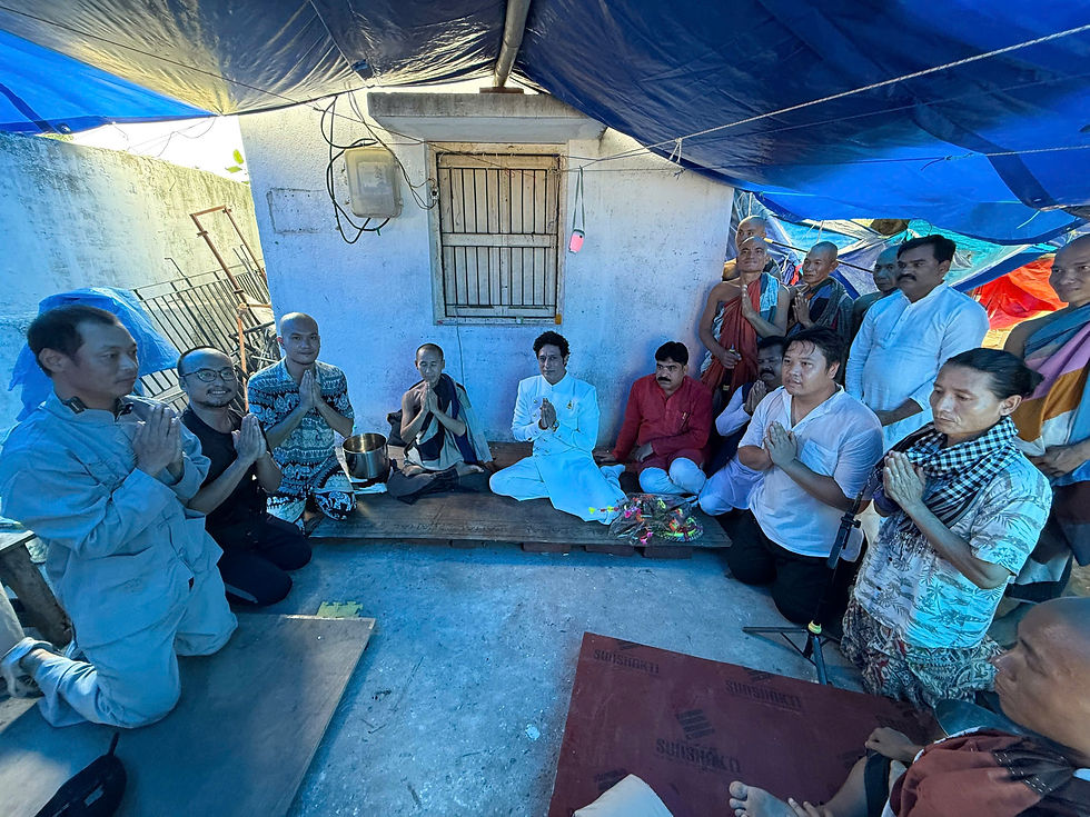 Gagan Malik took a commemorative photo with Venerable Minh Tue, the Sangha, and volunteers. Source: Volunteer.