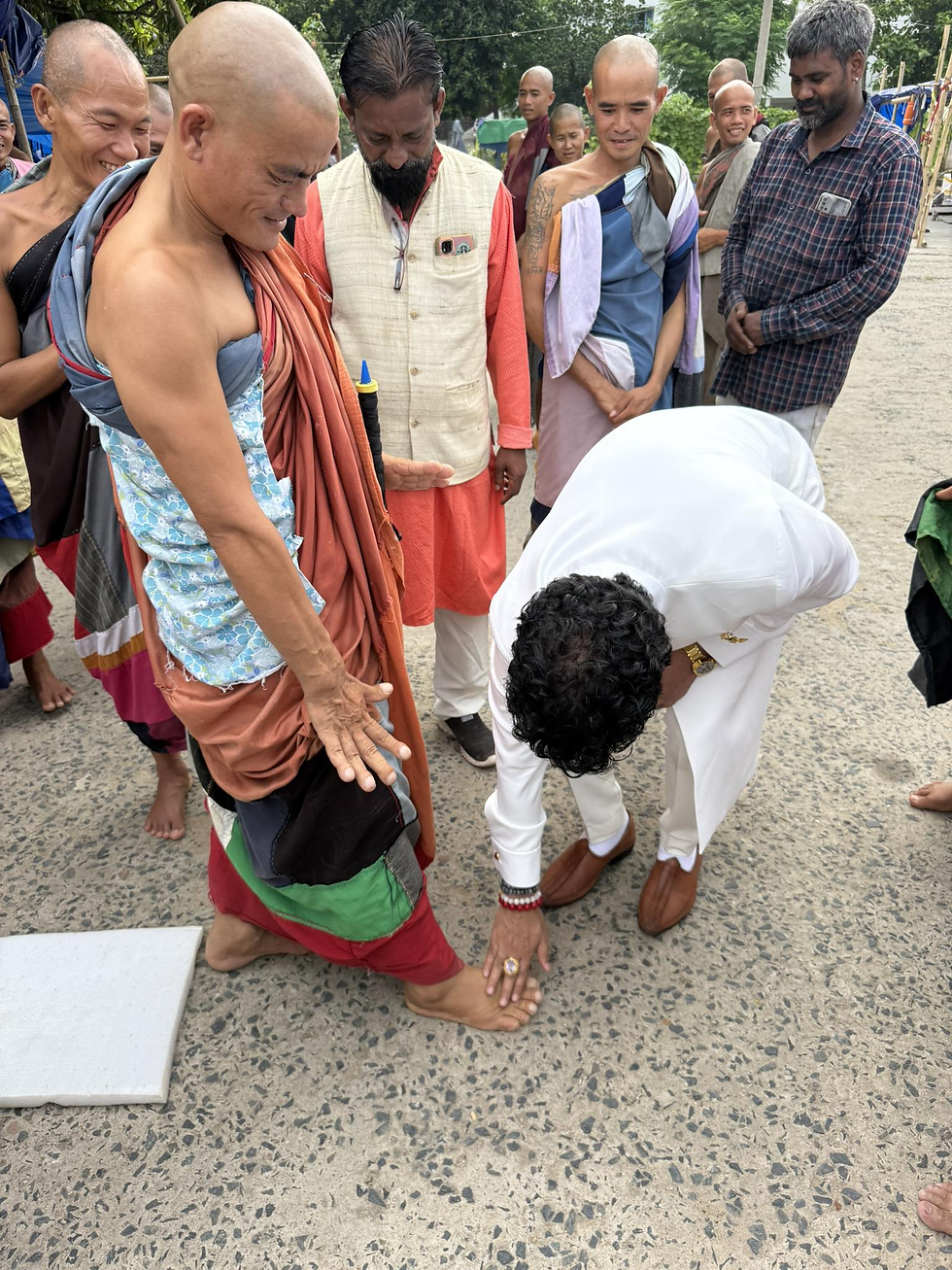 Gagan Malik touched the feet of Venerable Phu Giac as a gesture of deep respect. Source: Volunteers.