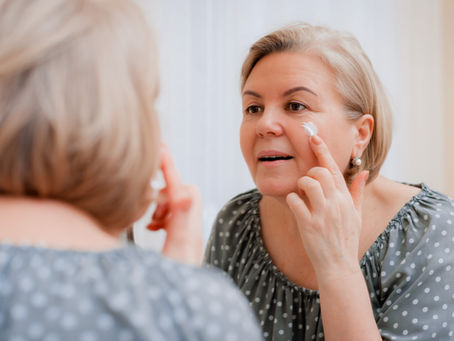 Mujer frente al espejo ante cambios por la edad