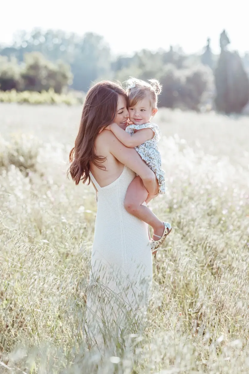 Photographe famille en Vaucluse et dans le Gard – séance photo mère et enfant en extérieur champ de lavandes