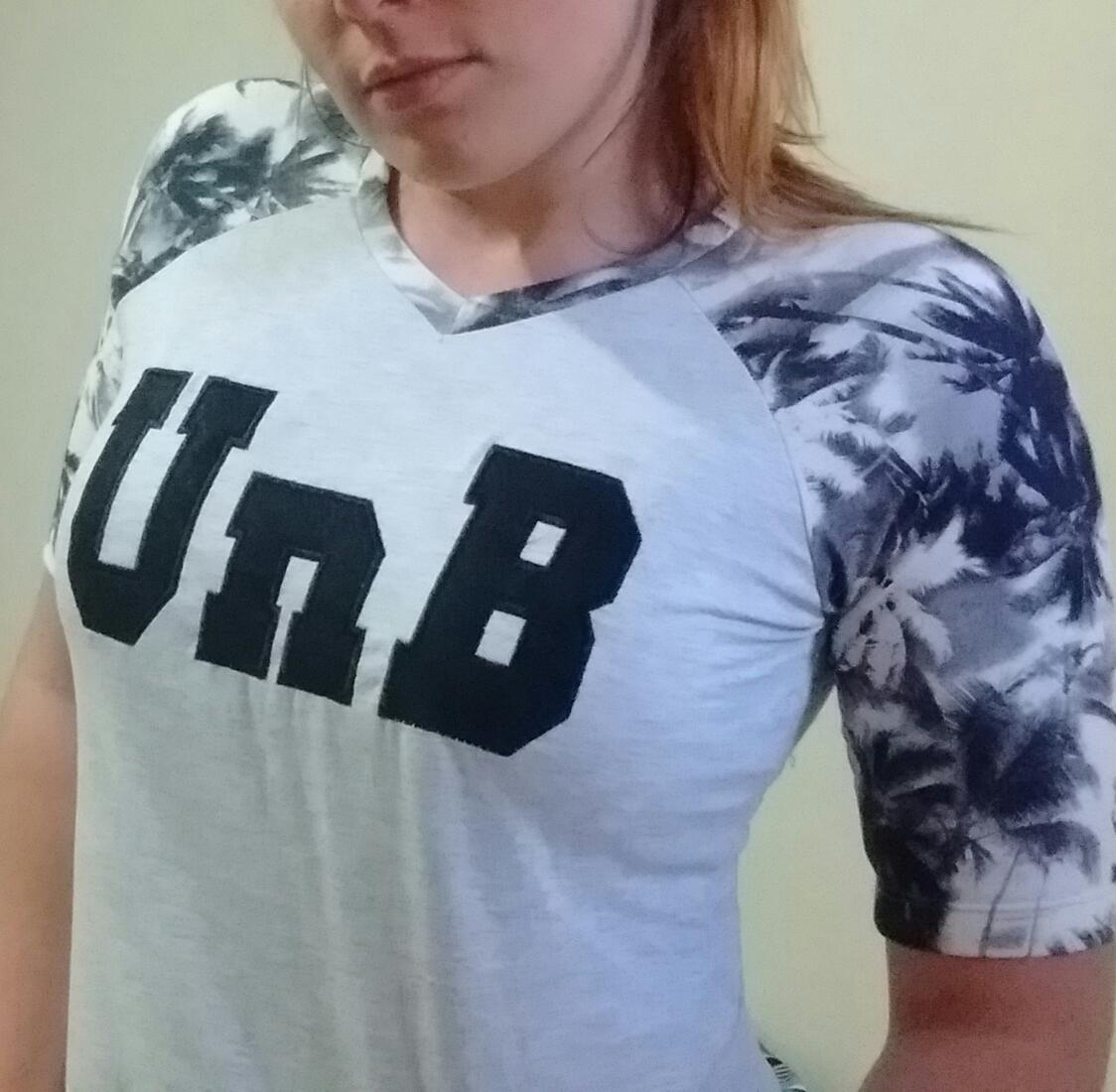 Camiseta bordada UnB