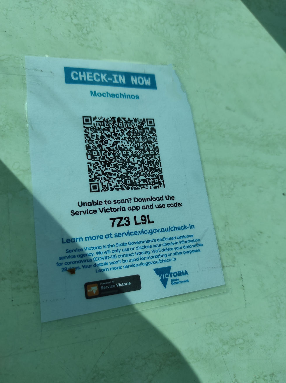 扫描店家有 Service Victoria 标志的二维码