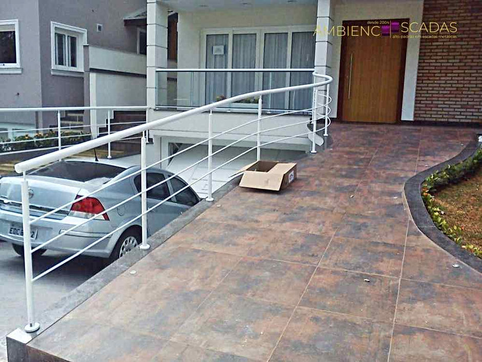 Guarda corpo em ferro curvo com paralelos instalado em passarela de garagem. Guarda corpo instalado em residencia de condomínio no Horto Florestal cantareira em São Paulo.