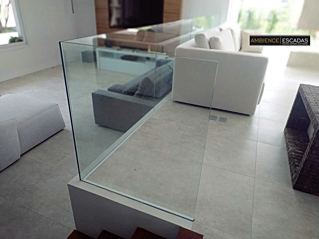 Guarda corpo em vidro laminado 12 mm embutido em calhas de aço inox. em piso de mezanino. Guarda corpo instalado em residencia de condomínio de Aldeia da Serra em São Paulo.