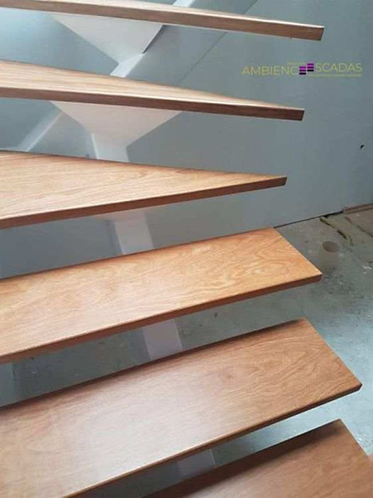 Detalhe de degraus de madeira Cumarú em  escada de ferro espinha de peixe.