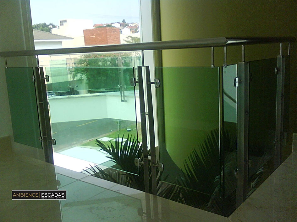 Modelo exclusivo solicitado por cliente. guarda corpo curvo utilizando vidros verdes retos. Colunas feitas em barras chatas em aço inox. Suportes laterais para fixação de vidros verdes e corrimão curvo em aço inox polido. Instalação em mezanino de hall de esntrada de residência. Guarda corpo instalado em mezanino de residência em condomínio Alpha Conde em Alphaville, São Paulo.