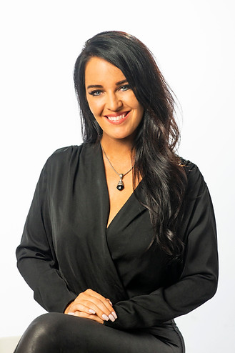 lindsay head shot.jpg