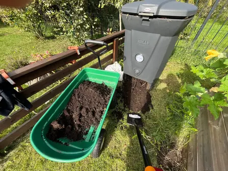 Käbide õpetaja Merli uuris poistega mis on kompostris.