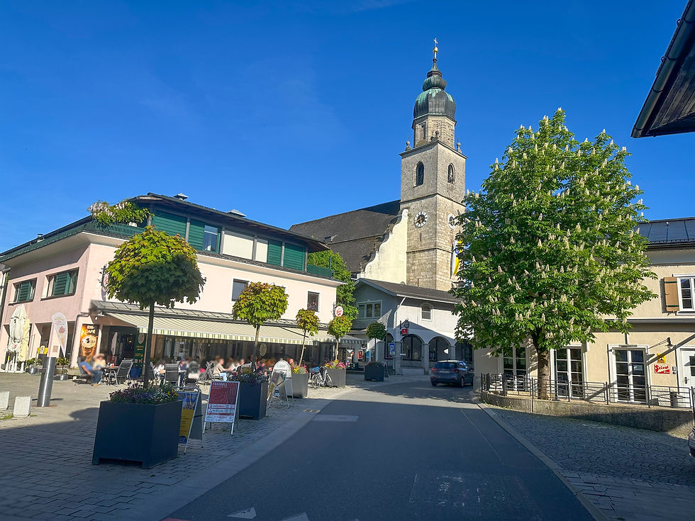Ortszentrum von Seekirchen am Wallersee nahe Salzburg mit Kirche, Cafés und ruhiger Atmosphäre