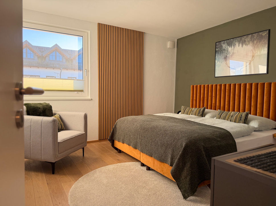 Schlafzimmer mit Doppelbett vom Apartment SONNENGRÜN I Premium Apartments Seekirchen