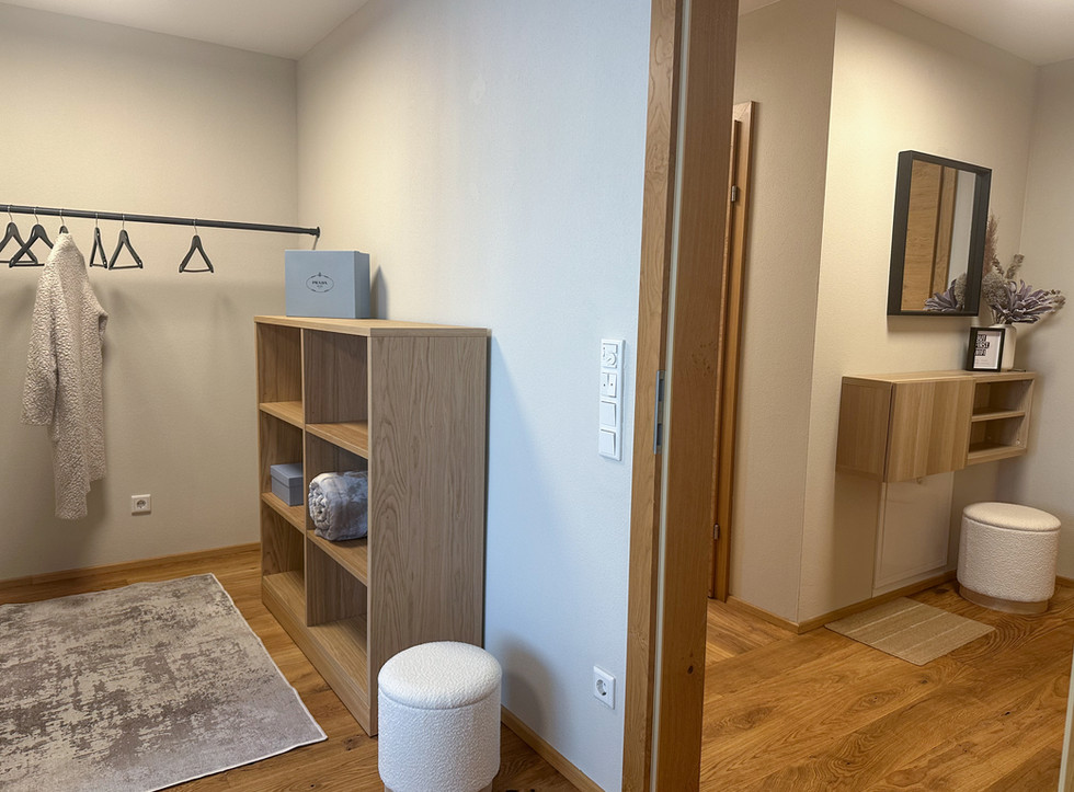 Entrance area in Apartment THREE with wardrobe and storage space