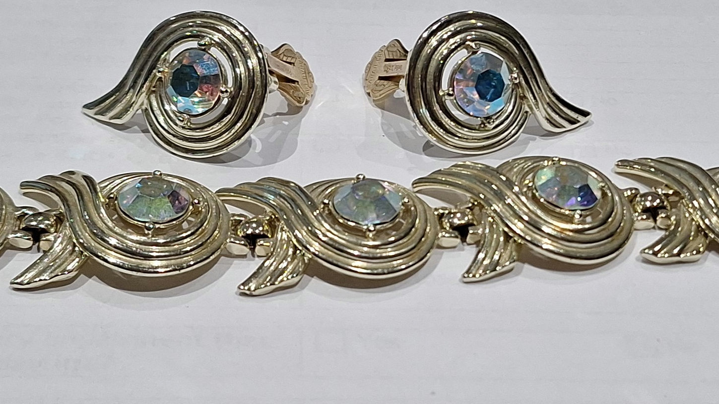 C26 Sarah Coventry Goldtone Bracelet and Clip on Earring Set