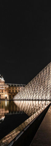 la pyramide du musée du Louvre à Paris
