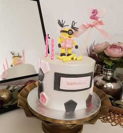 Mimoňka pro Sofinku 😊 #bdaycake #minions #grey #chocolate #chocolatecake #praline #saltedcaramel #b