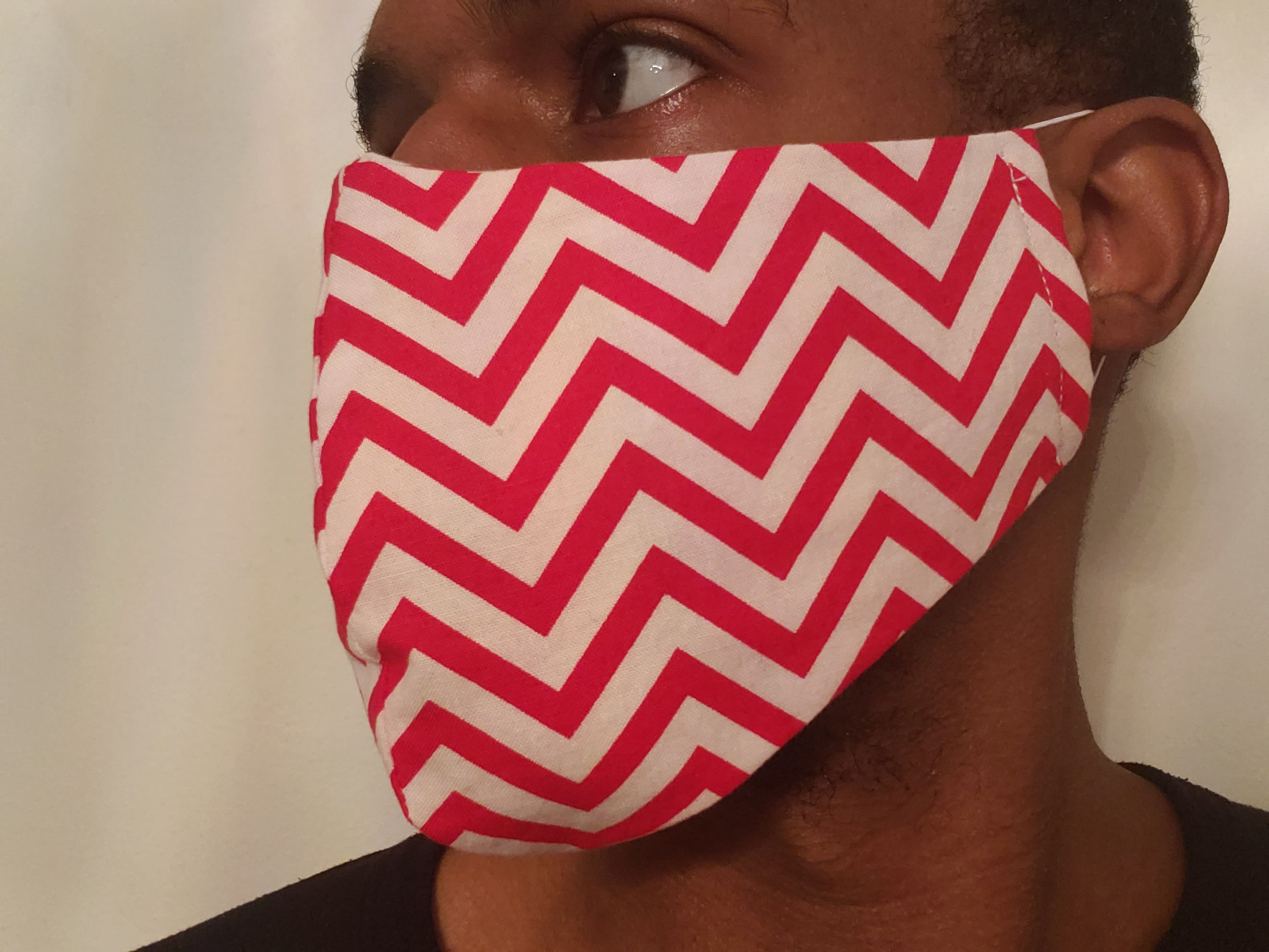 लाल और सफेद ज़िगज़ैग पैटर्न फेस मास्क