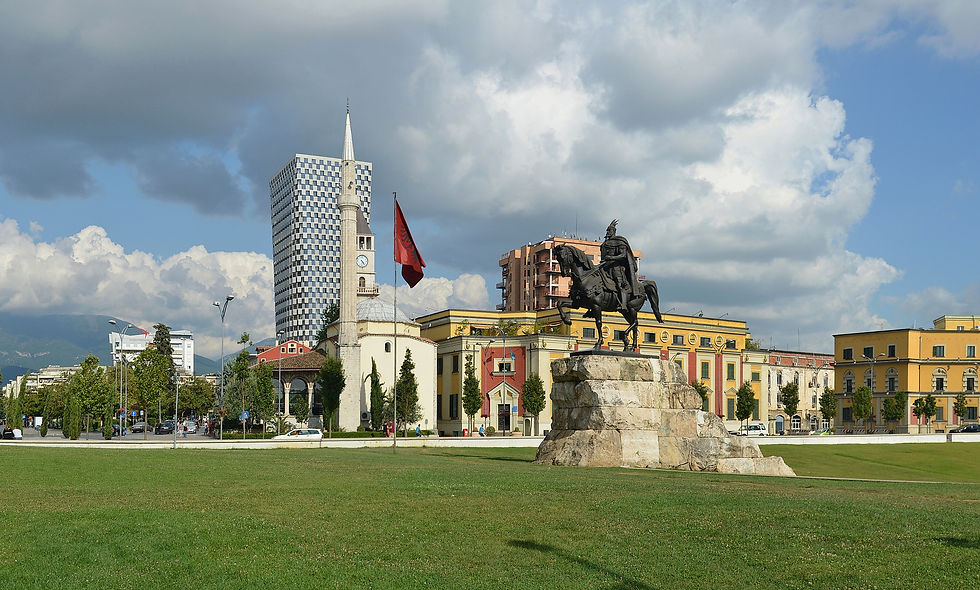 Tirana_-_Skanderbeg_Square_(Sheshi_Skënderbej)_-_by_Pudelek.jpg