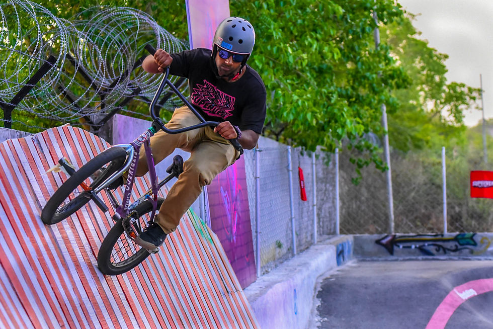 Hamza Khan BMxing in wallride park
