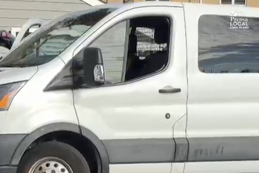 Tras ser arrestados en diferentes puntos de la localidad, los inmigrantes eran llevados hasta una van estacionada en el parqueadero de los bomberos de Hampton Bays. Foto de cortesía.