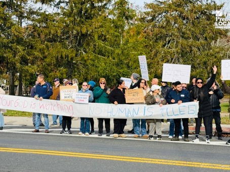 Comunidad local protesta en las afueras del Departamento de Bomberos de Hampton Bays por los recientes operativos de ICE en nuestra área