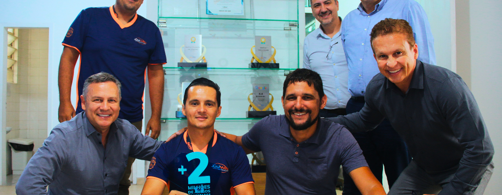 TecFriends com o troféu 2 Milhões de Amigos Conectados.