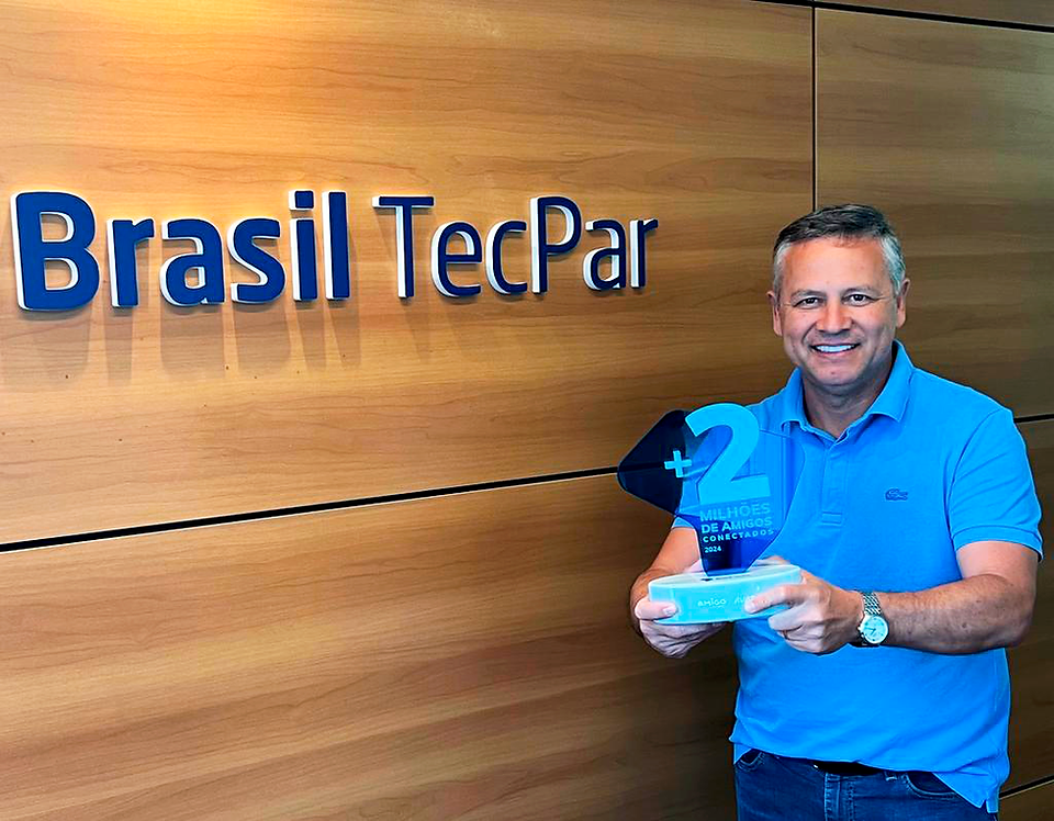 TecFriends com o troféu 2 Milhões de Amigos Conectados.