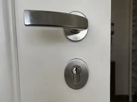 Chave girando em fechadura de porta que não abre em Esteio