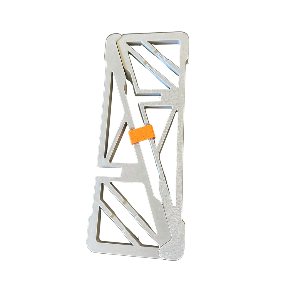 Vista frontal: Suporte Portátil Compacto Dobrável em Escritório, um suporte portatil compacto impresso em 3D.