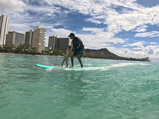 Kid surf lessons in Waikiki 