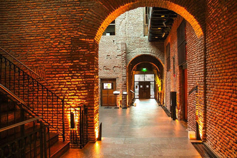 Palermo respira entre ladrillos rojos y destellos azul medianoche