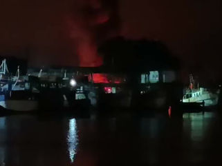 Reportan incendio según versiones se trataría de un embarcación sector del piñal.