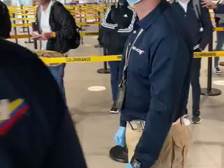 Bogotá un funcionario de migración Colombia agrede a patadas a un viajero.