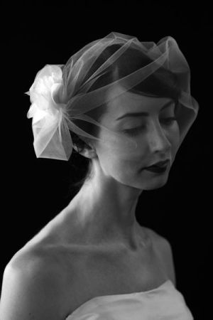donna in abito da sposa con veletta sul viso
