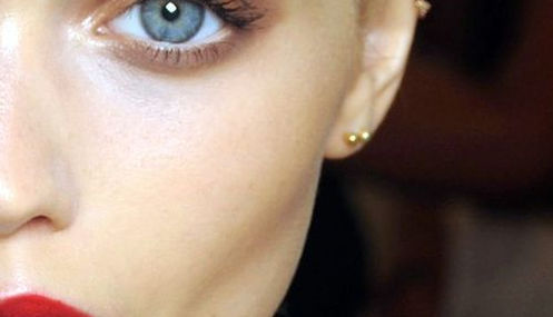 red lips, light concealer pencil inside the eyes, mascara, blue eyes
