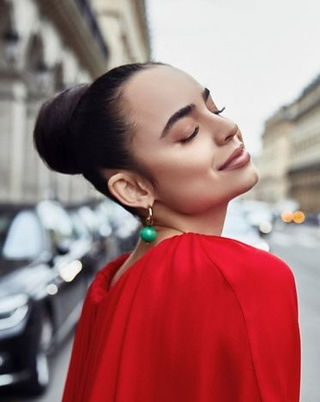 ragazza, chignon, abito rosso