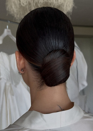 capelli scuri raccolti chignon