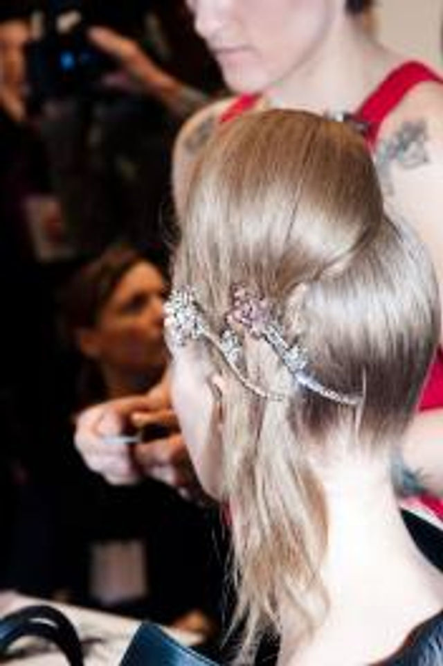 mfw15 prada hair look gioielli tra i capelli