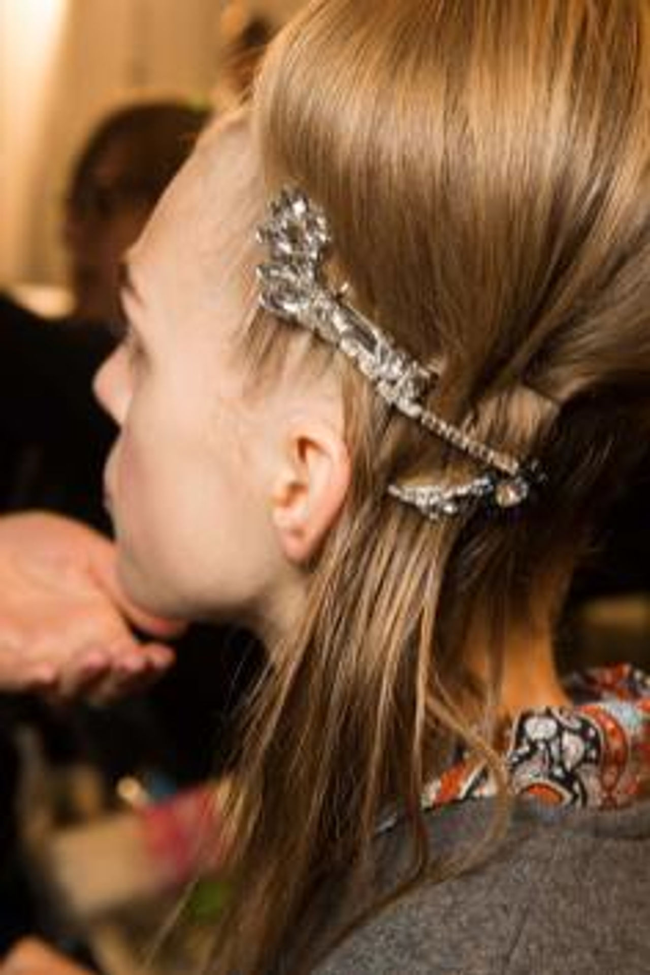 mfw15 prada hair look gioielli tra i capelli