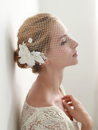 donnia bionda con abito da sposa e fiore bianco tra i capelli