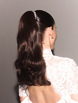 capelli scuri raccolti coda abito pizzo bianco