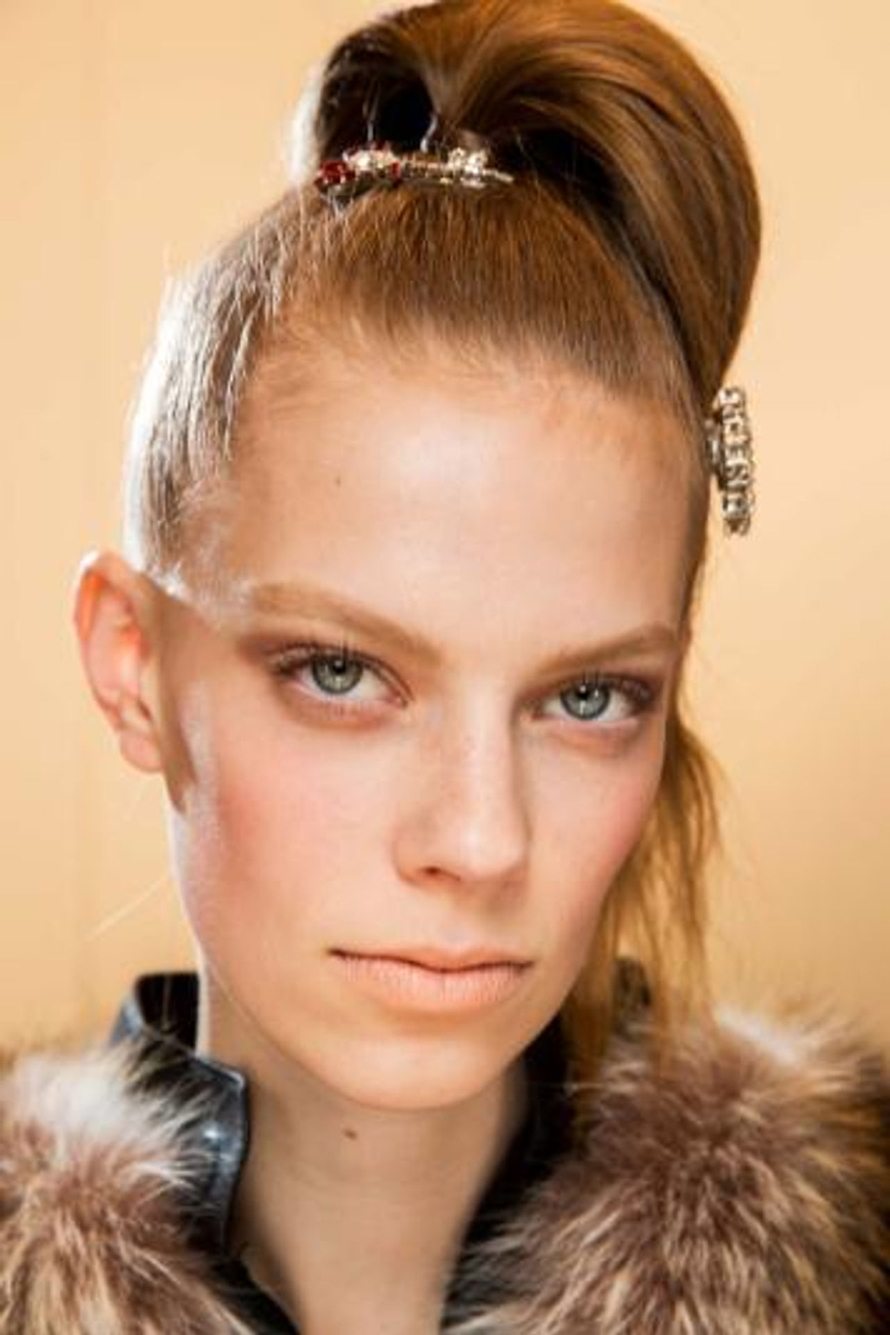 mfw15 prada hair look gioielli tra i capelli