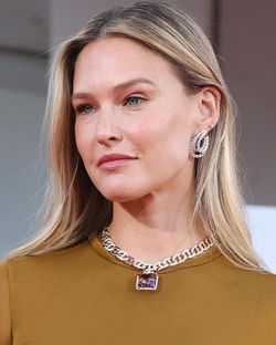 donna bionda, gioiello, orecchini, collana, occhi azzurri, bar refaeli