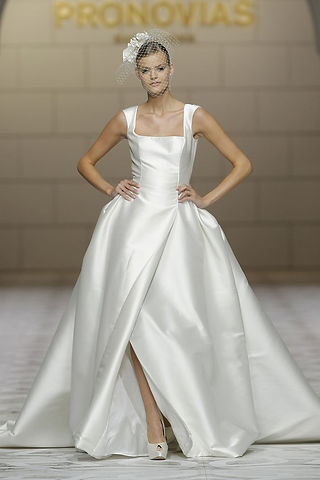 donna in abito da sposa bianco con gonna ampia e veletta e fiore in testa