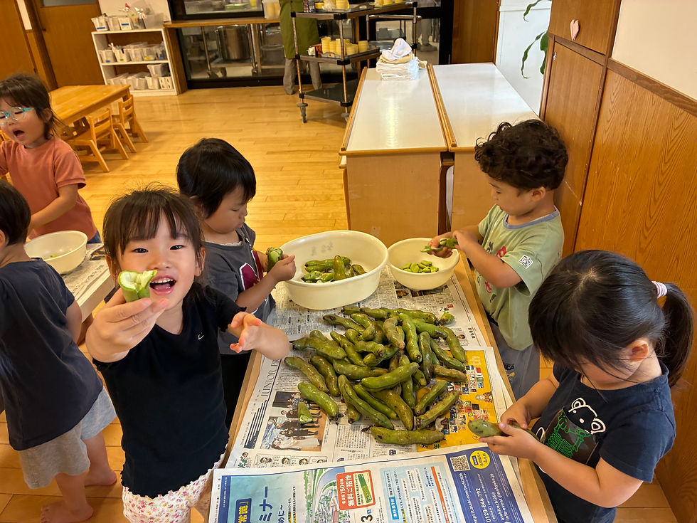 友達のやり方を見たり自分で試行錯誤していました。そら豆のさやの中を触りながら「ふわふわしてる。気持ちいい。フカフカしてる」と絵本『そらまめくんのベッド』に出てくるベッドの触り心地を楽しんでいました