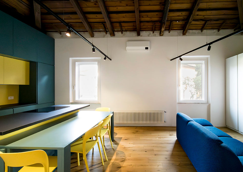 Cucina a vista di un appartamento a Garbatella