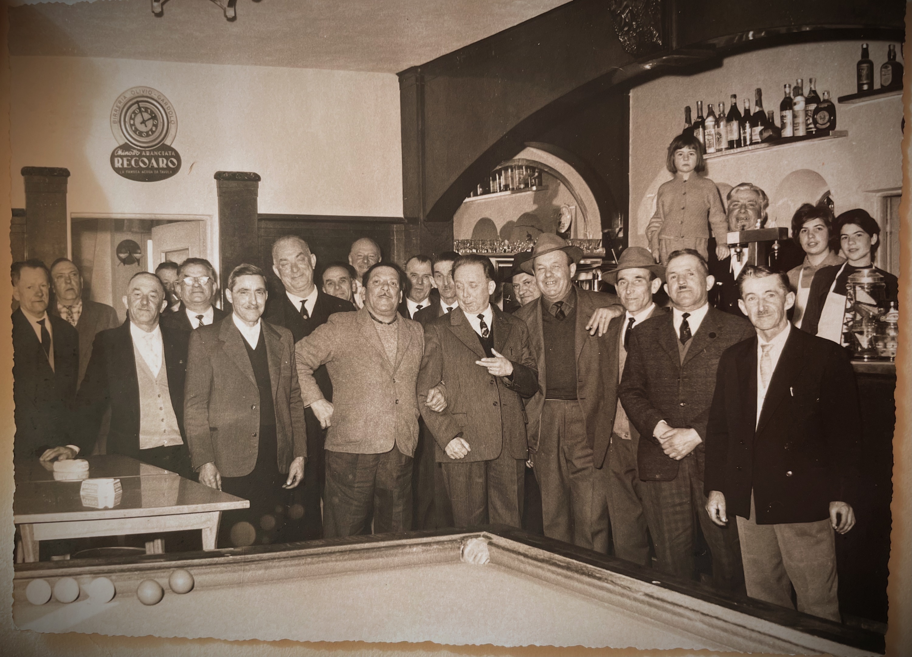 Fotografia storica del Dopolavoro 1923 con il tavolo da biliardo e la comunità di Gardolo